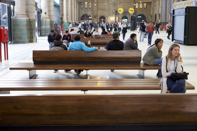 Estudio Cabeza. Bancos en la renovada estación Retiro.